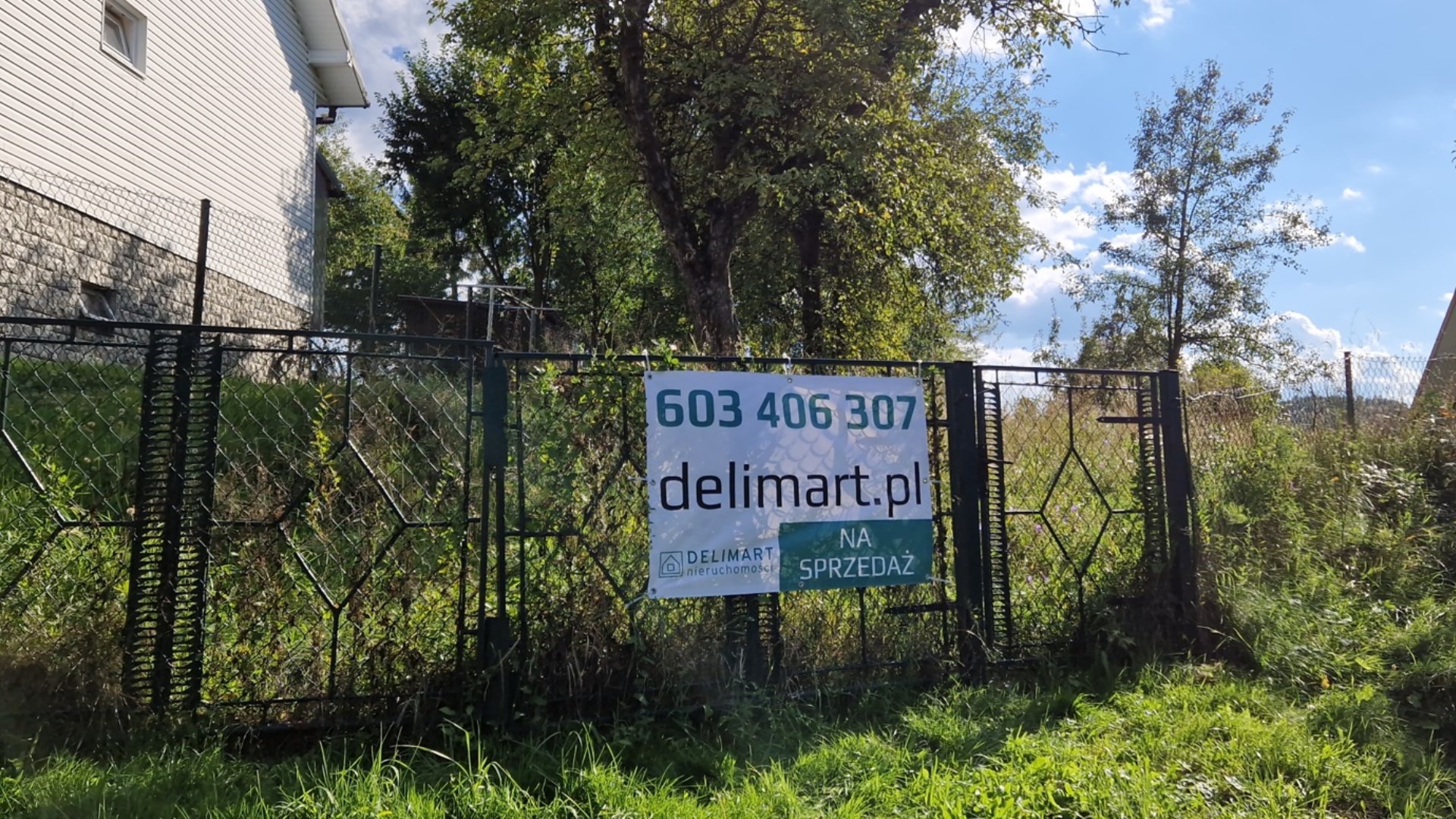 Ogrodzona działka w centrum Strachociny