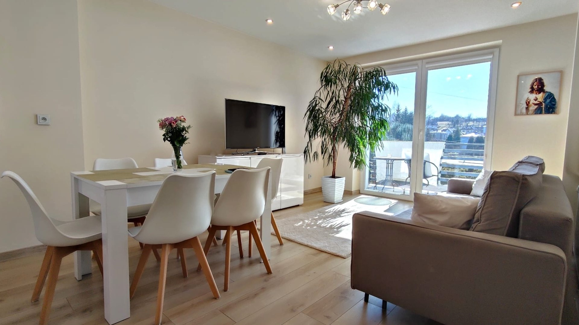 Ciekawy dom w super lokalizacji. 