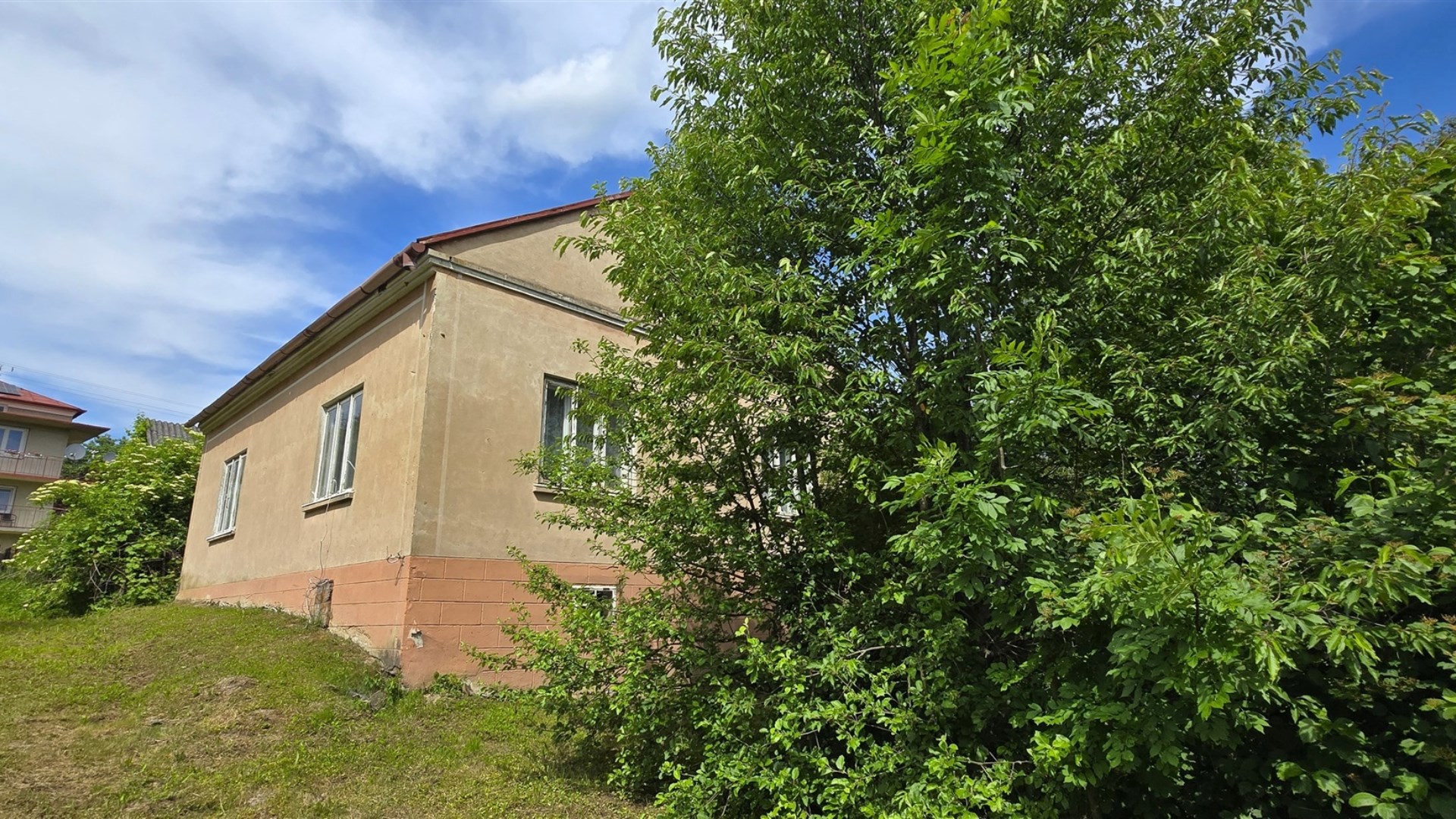 Atrakcyjny dom na działce 10,87 ar, Strachocina
